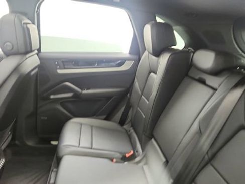 Used 2025 Porsche Cayenne w/ Premium Package image 28