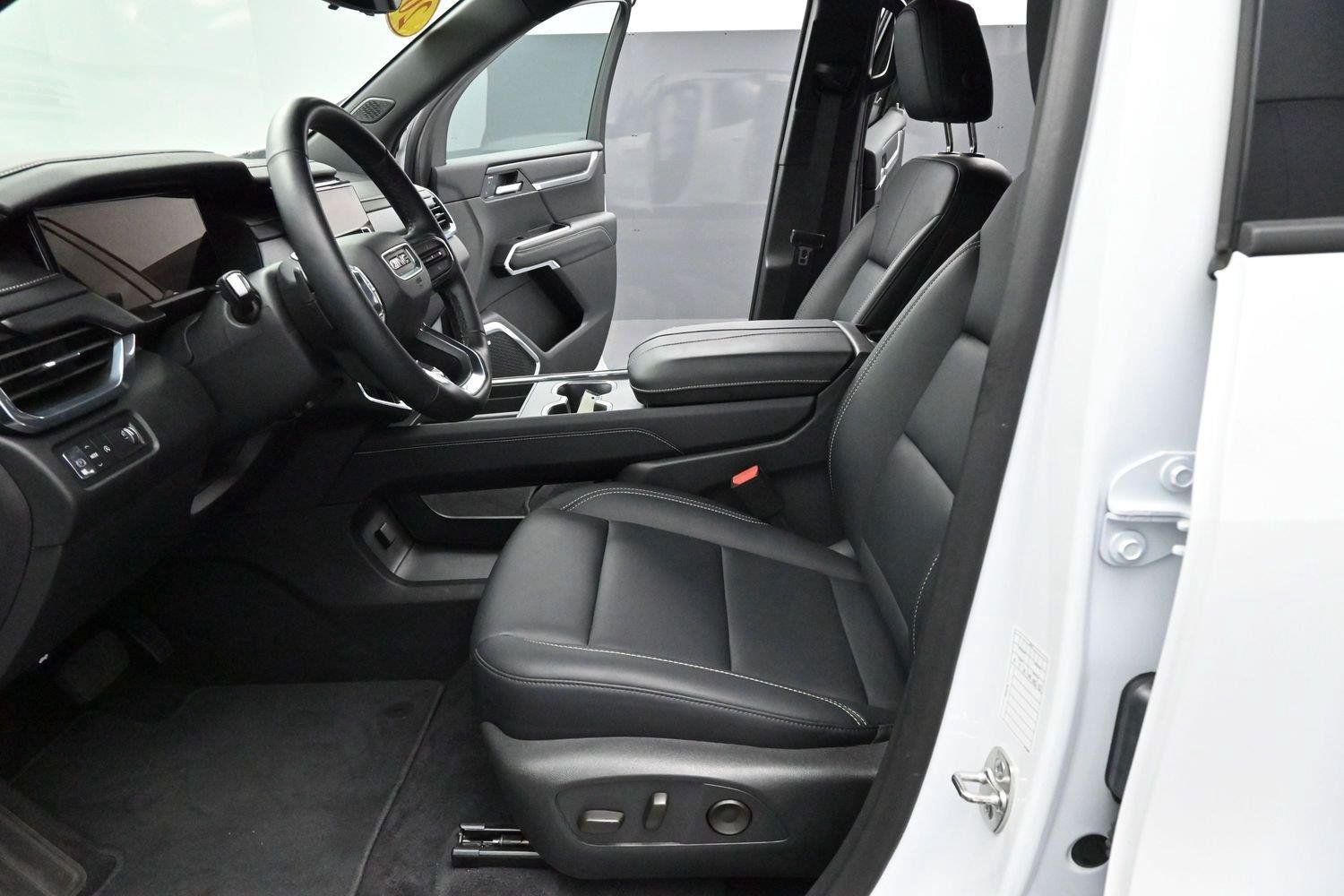 Used 2026 GMC Acadia Elevation w/ Elevation Premium Package FWD image 15