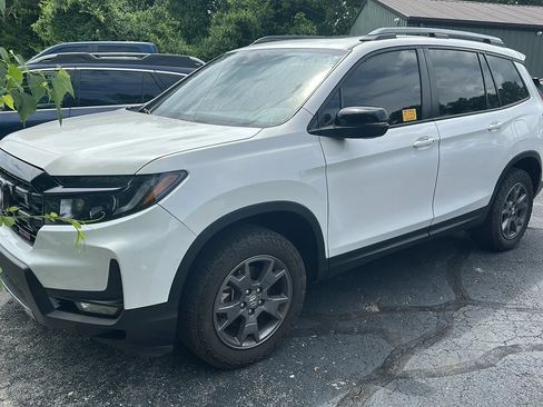 Used 2024 Honda Passport TrailSport image 2