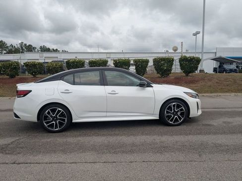 Used 2025 Nissan Sentra SR FWD image 2