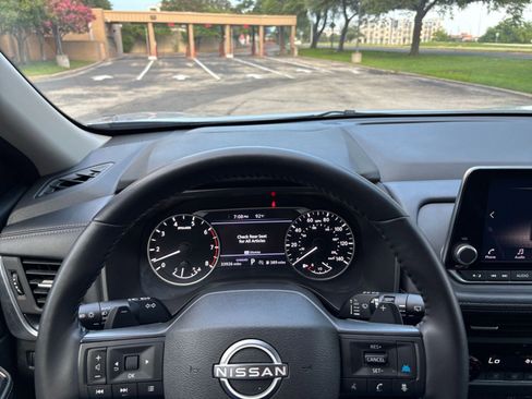 Used 2025 Nissan Rogue SV FWD image 29