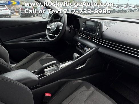 Used 2023 Hyundai Elantra SEL w/ Preferred Accessory Package FWD image 13