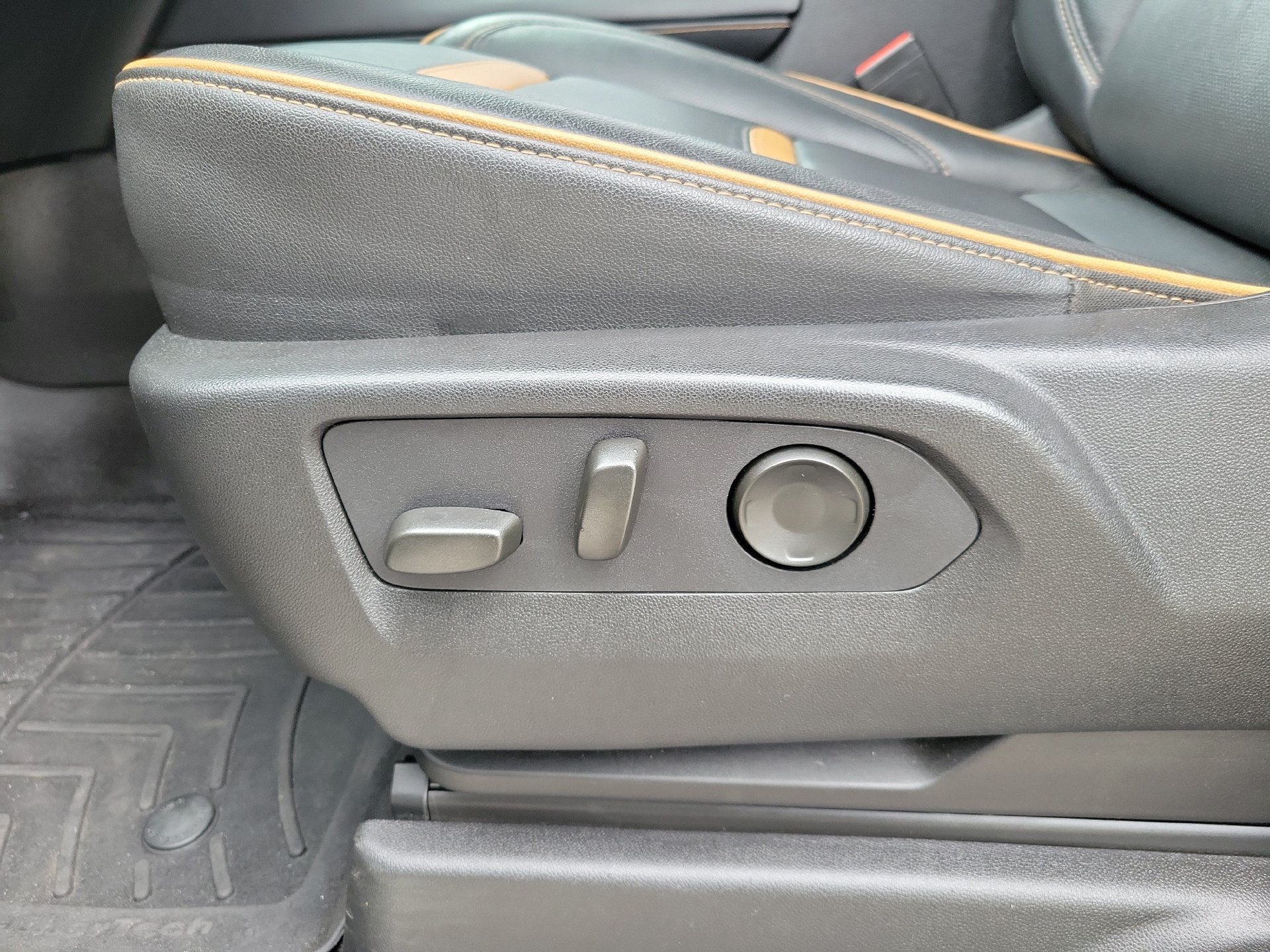 Used 2024 GMC Yukon AT4 AWD/4WD image 28