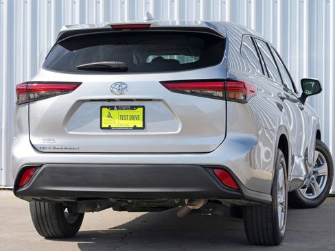 Used 2021 Toyota Highlander L image 4
