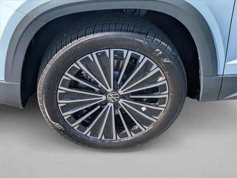 New 2026 Volkswagen Taos SE image 9