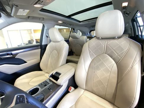 Used 2024 Toyota Highlander Platinum AWD/4WD image 14