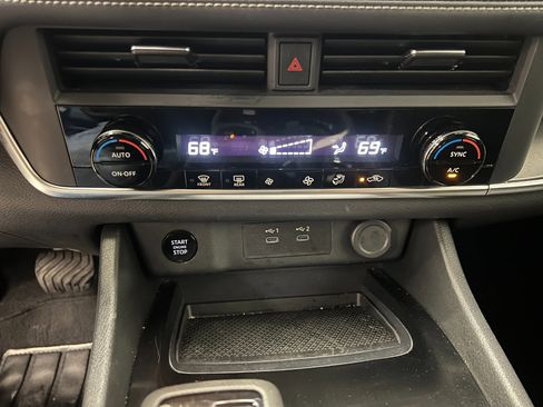 Used 2024 Nissan Rogue SV image 34