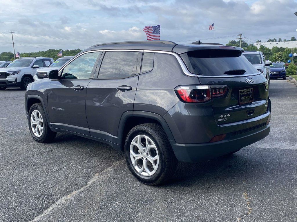 Used 2024 Jeep Compass Latitude AWD/4WD image 3
