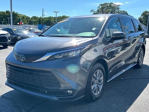 Used 2025 Toyota Sienna XLE FWD image 7