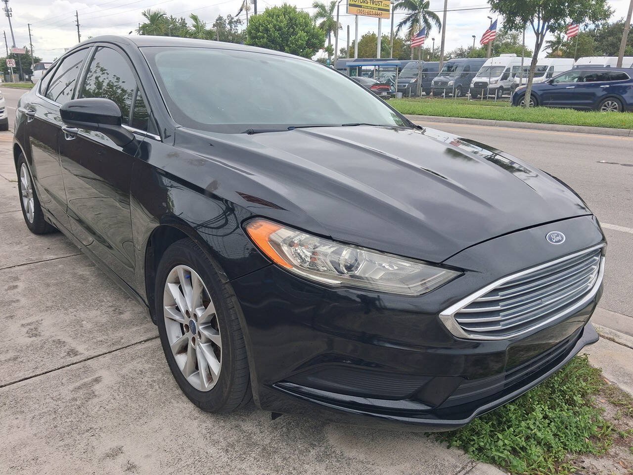 Used 2017 Ford Fusion SE w/ Fusion SE Technology Package FWD image 5