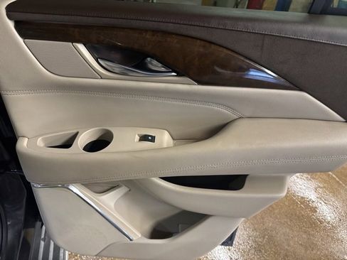 Used 2016 Cadillac Escalade Luxury image 25
