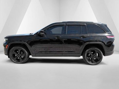 Used 2024 Jeep Grand Cherokee Limited w/ Black Appearance Package AWD/4WD image 4