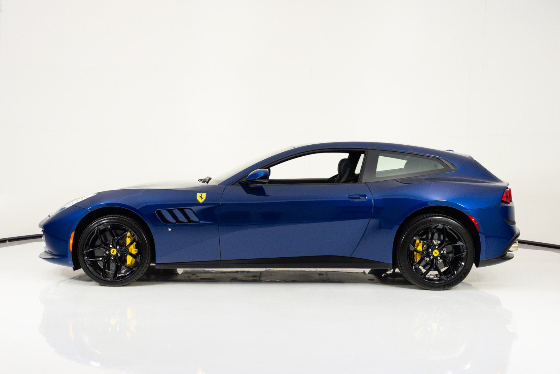 Used 2019 Ferrari GTC4Lusso T RWD image 7