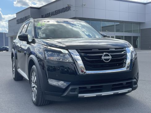 Used 2025 Nissan Pathfinder SL AWD/4WD image 1
