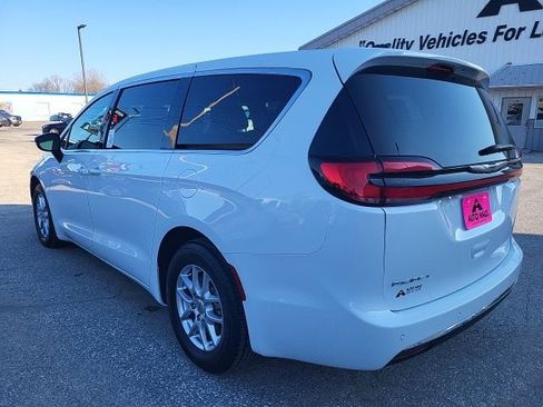 Used 2024 Chrysler Pacifica Touring-L FWD image 9