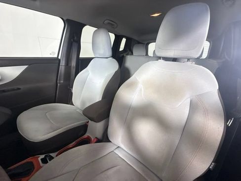 Used 2015 Jeep Renegade Latitude FWD image 16