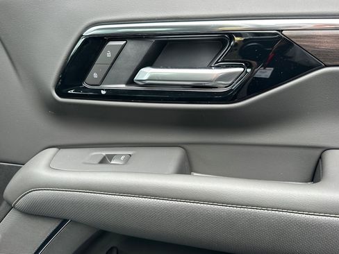 New 2025 Chevrolet Suburban Premier image 21