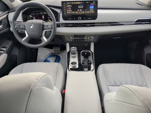 New 2025 Mitsubishi Outlander Platinum Edition image 16