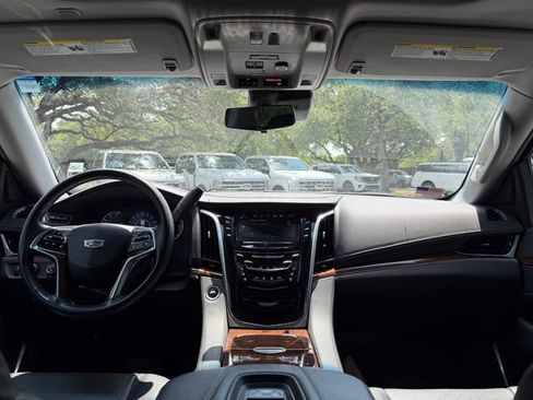 Used 2020 Cadillac Escalade Premium Luxury AWD/4WD image 17