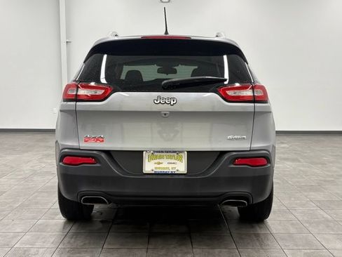 Used 2016 Jeep Cherokee Latitude w/ Cold Weather Group AWD/4WD image 3