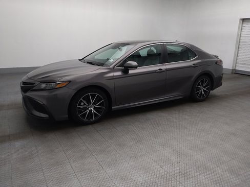 Used 2022 Toyota Camry SE image 2