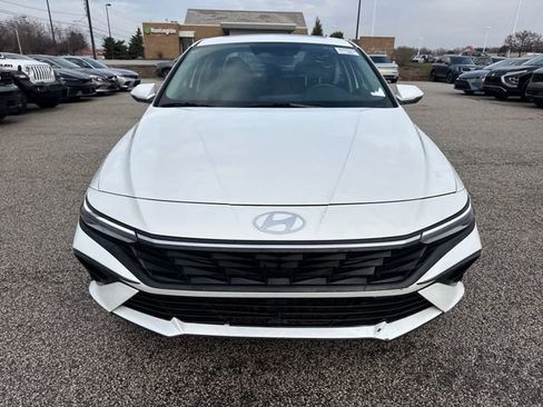 Used 2025 Hyundai Elantra Limited FWD image 2