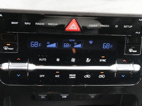 Used 2022 Kia Carnival EX FWD image 21