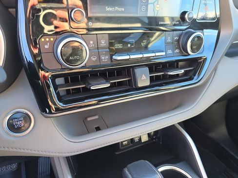 Used 2021 Toyota Highlander XLE image 29