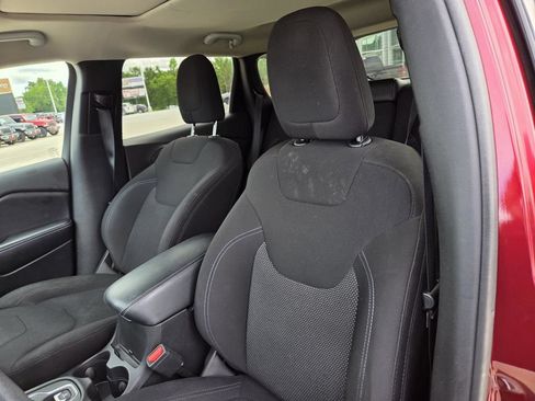 Used 2019 Jeep Cherokee Latitude w/ Popular Appearance Group FWD image 14