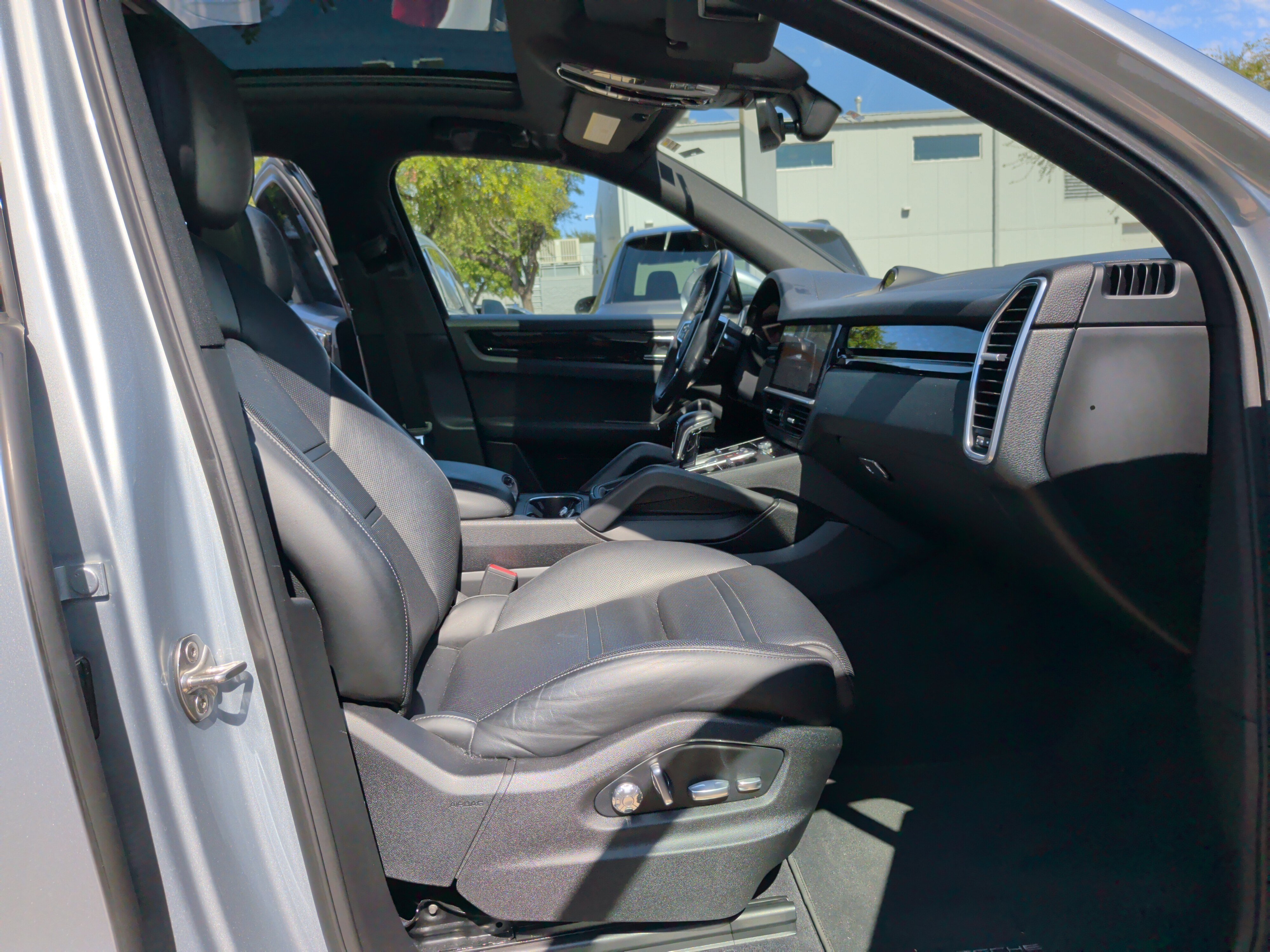 Used 2020 Porsche Cayenne AWD/4WD image 34