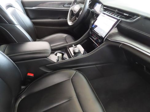 Used 2024 Jeep Grand Cherokee Limited image 27