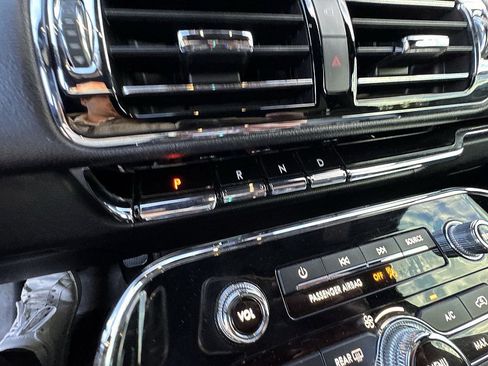 Used 2019 Lincoln Navigator Reserve image 14