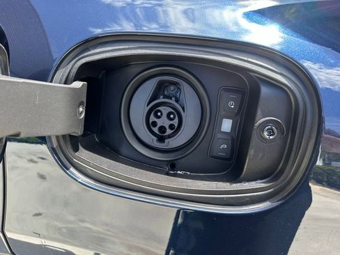 Used 2025 Porsche Cayenne E-Hybrid Coupe image 36