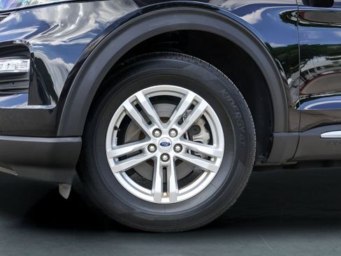 Used 2023 Ford Explorer XLT w/ Equipment Group 202A image 4