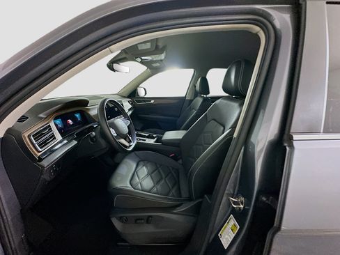 Used 2025 Volkswagen Atlas SE FWD image 13