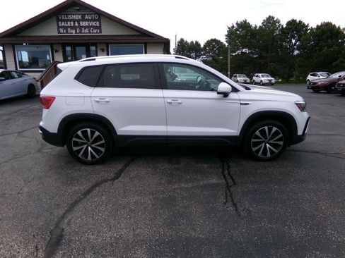 Used 2023 Volkswagen Taos SE AWD/4WD image 2