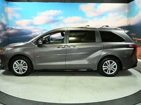 Used 2024 Toyota Sienna Limited image 5