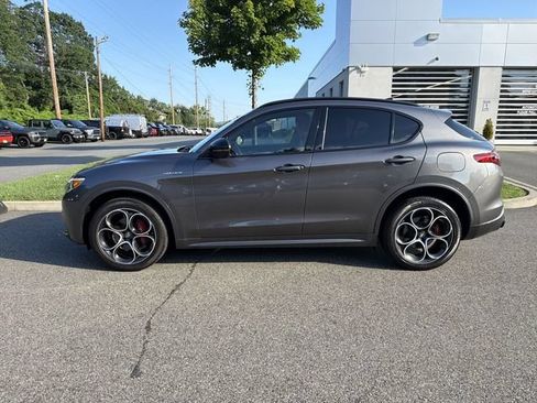 Used 2023 Alfa Romeo Stelvio Veloce AWD/4WD image 5