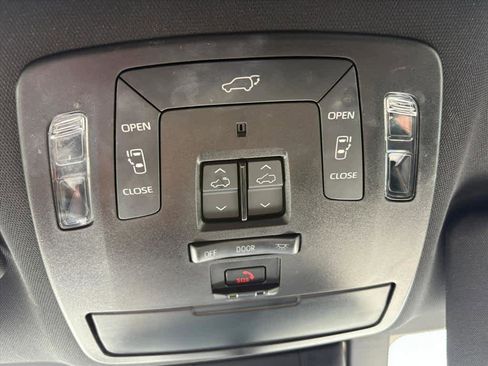 Used 2025 Toyota Sienna Platinum FWD image 23
