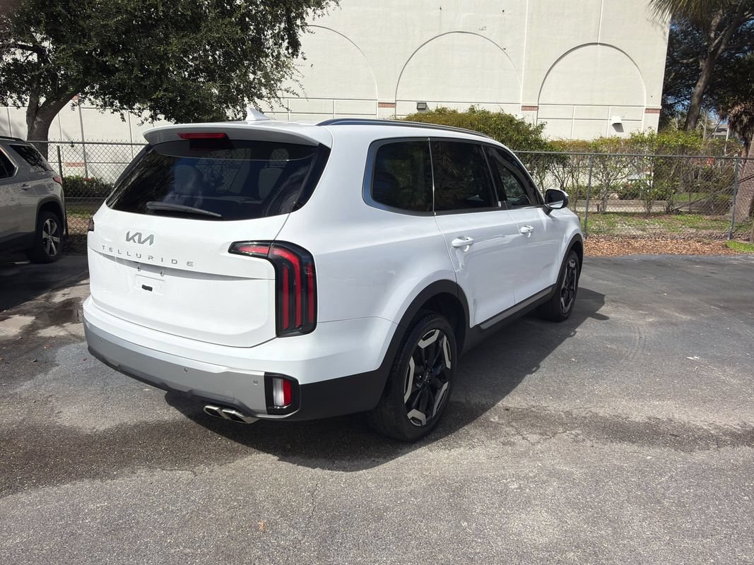 Used 2023 Kia Telluride EX w/ EX Captain's Chair Package FWD image 5