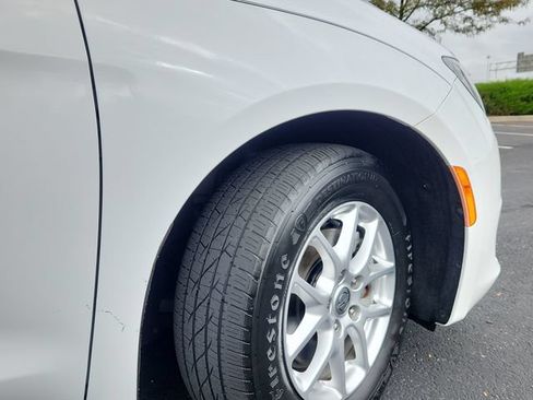 Used 2022 Chrysler Voyager LX FWD image 18