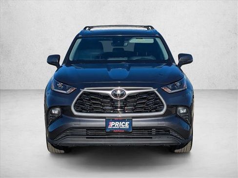 Used 2021 Toyota Highlander XLE image 2