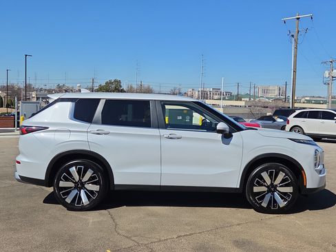 Used 2025 Mitsubishi Outlander SE image 2