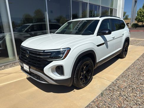 New 2025 Volkswagen Atlas Peak Edition SE image 1