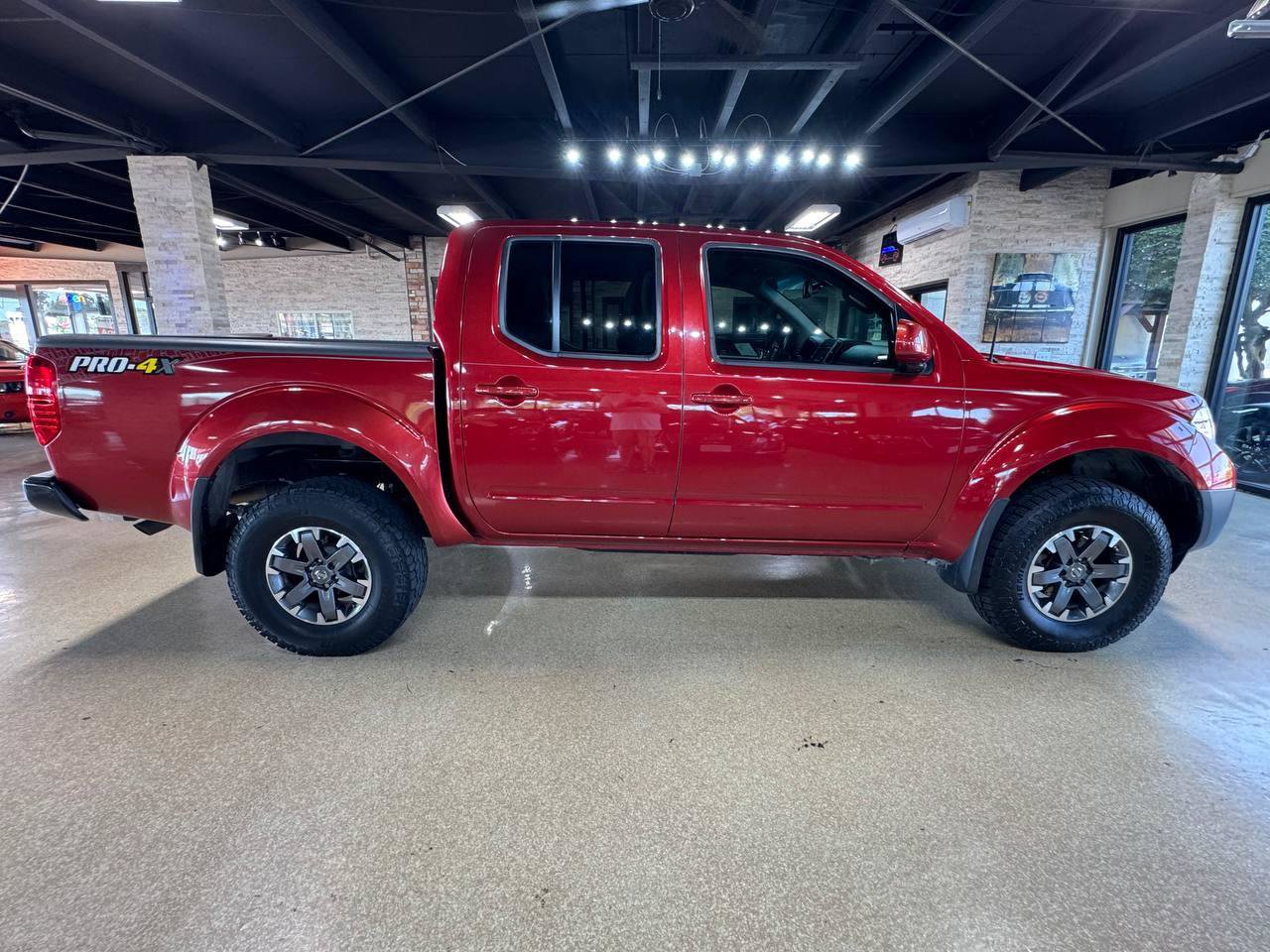 Used 2017 Nissan Frontier PRO-4X AWD/4WD image 8