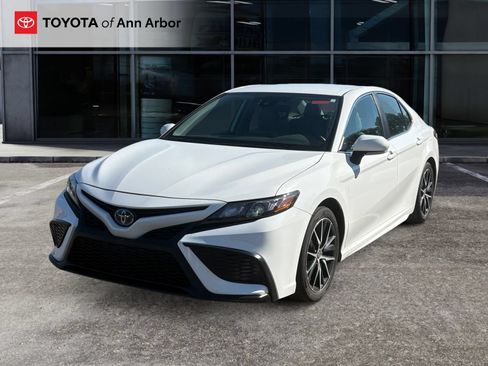 Used 2024 Toyota Camry SE FWD image 2