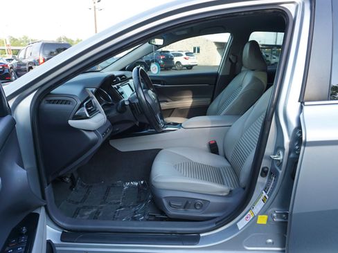 Used 2019 Toyota Camry SE FWD image 10