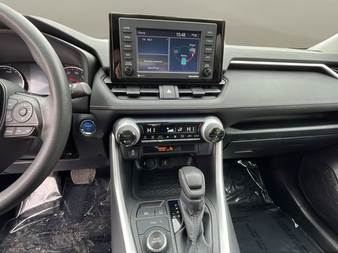 Used 2022 Toyota RAV4 XLE w/ Carpet Mat Package (TMS) image 9