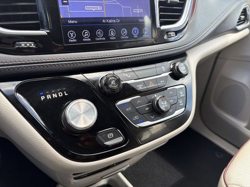 Used 2017 Chrysler Pacifica Limited w/ UConnect Theater Package FWD image 28