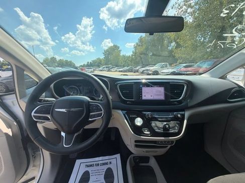 Used 2022 Chrysler Voyager LX FWD image 11